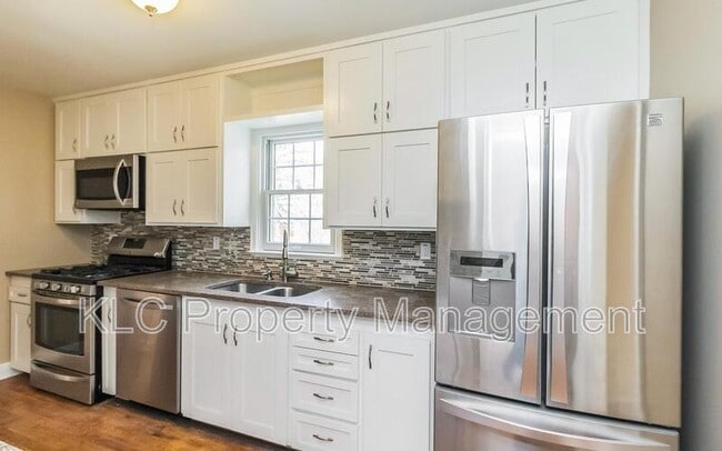 7105 Sunset Terrace in Windsor Heights, IA - Building Photo - Building Photo