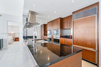 495 Brickell Ave, Unit 4204 in Miami, FL - Building Photo - Building Photo