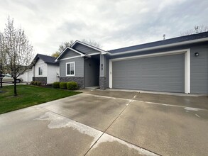 875 S Banner St in Nampa, ID - Building Photo - Building Photo