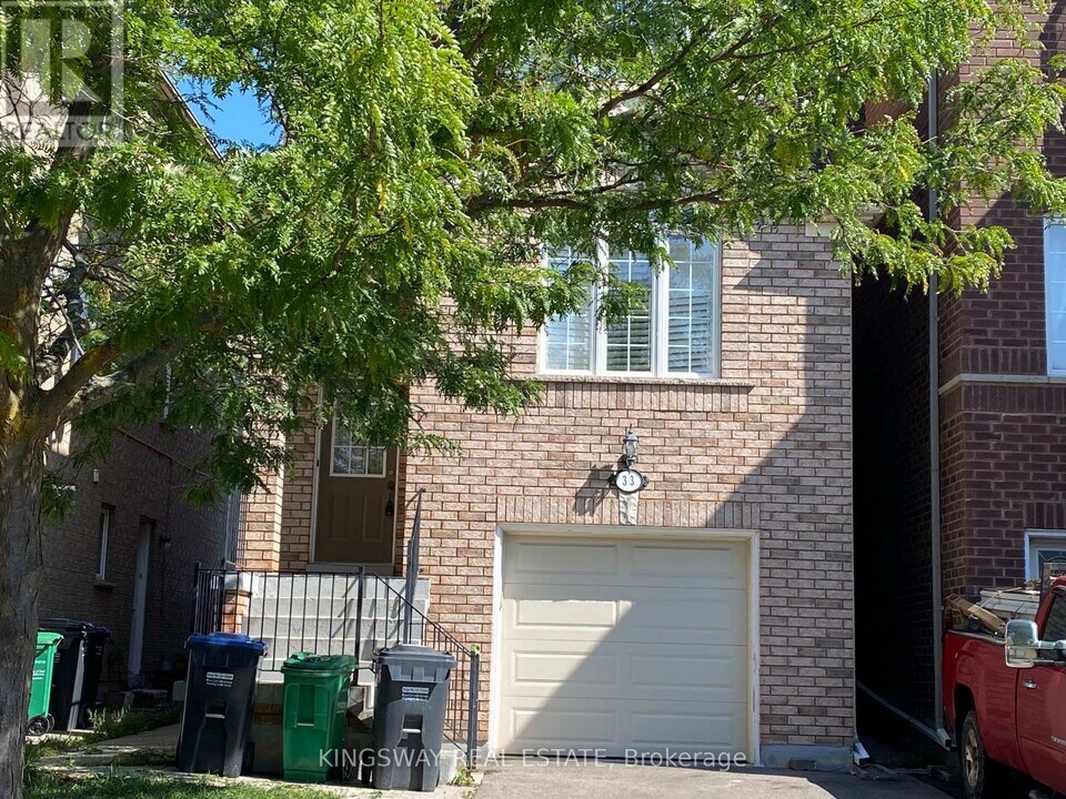 33 Caranci Crescent in Brampton, ON - Building Photo
