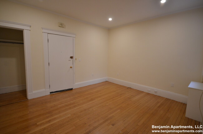 97 Marion St, Unit 2 in Brookline, MA - Foto de edificio - Building Photo