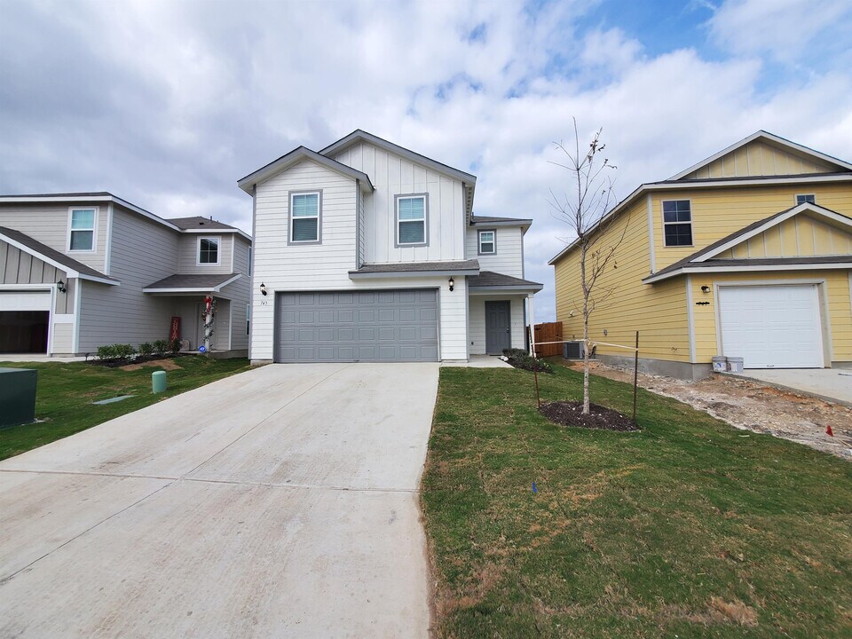 743 Retama Pass in San Antonio, TX - Building Photo