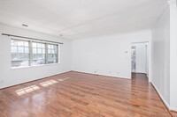 210 Lake Shore Rd, Unit 3 in Boston, MA - Building Photo - Building Photo