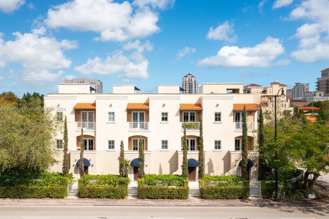 343 Madeira Ave, Unit TH-349 in Coral Gables, FL - Building Photo