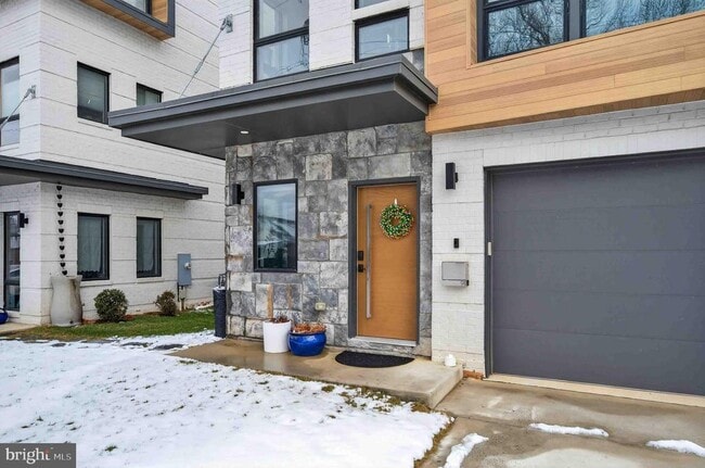 property at 911 S Oak St