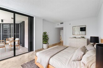 520 Brickell Key Dr in Miami, FL - Building Photo - Building Photo