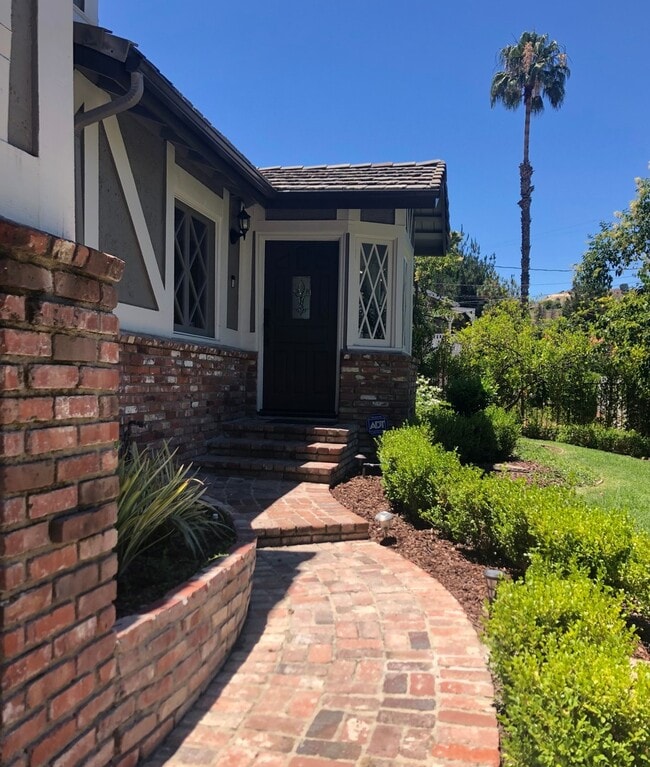 4080 Meadowlark Dr in Calabasas, CA - Building Photo - Building Photo