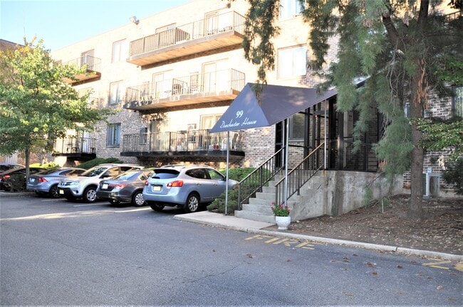 99 Teaneck Rd, Unit 118 in Ridgefield Park, NJ - Foto de edificio - Building Photo