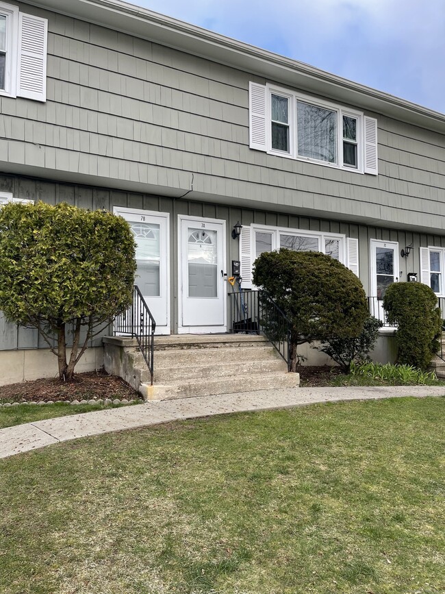 7 Raymond Pl in Danbury, CT - Building Photo - Building Photo