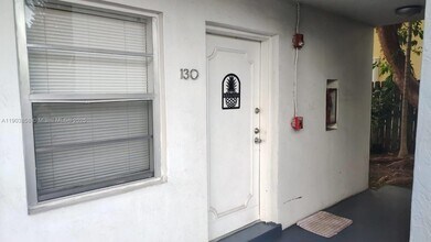 1860 Venice Park Dr in North Miami, FL - Foto de edificio - Building Photo