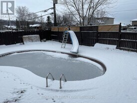 1024 Barton St in Hamilton, ON - Building Photo