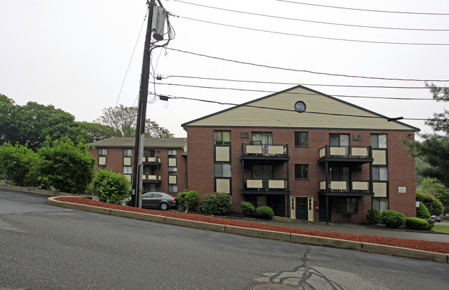 Foxcroft in Stoneham, MA - Foto de edificio - Building Photo