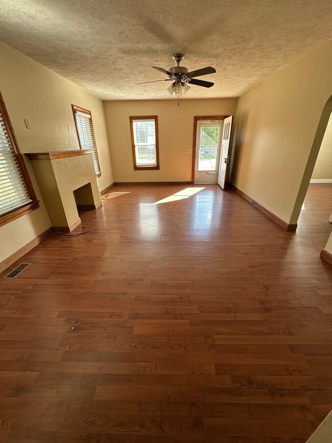 518 E 4th St in Hoisington, KS - Building Photo - Building Photo