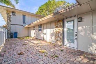 4293 Island Cir in Ft. Myers, FL - Building Photo - Building Photo