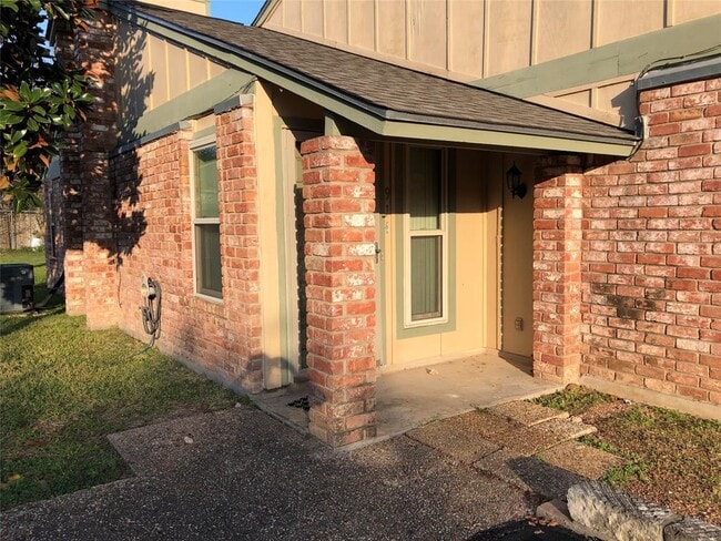 property at 914 W Meadowmere Ln