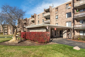 Woodview Apartments in Gurnee, IL - Foto de edificio - Building Photo
