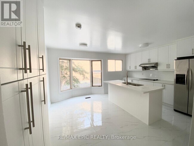 94 Pinewood Dr in Vaughan, ON - Building Photo - Building Photo