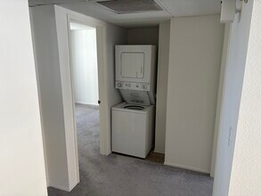 18071 Beneda Ln, Unit 214 in Santa Clarita, CA - Building Photo - Building Photo