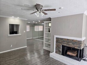 7812 Royal Ln in Dallas, TX - Building Photo - Building Photo