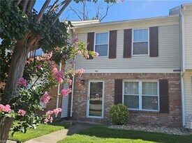 546 Hollomon Dr in Hampton, VA - Building Photo