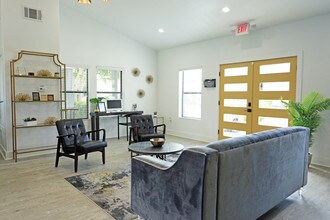 Alamo Estates in San Antonio, TX - Foto de edificio - Building Photo