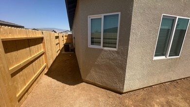 6000 Canyon St in Bakersfield, CA - Building Photo - Building Photo