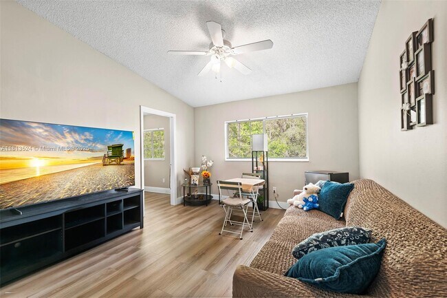 3690 N 56th Ave in Hollywood, FL - Building Photo - Building Photo