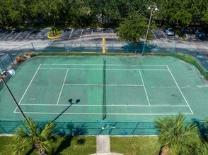 5451 Vineland Rd in Orlando, FL - Building Photo - Building Photo