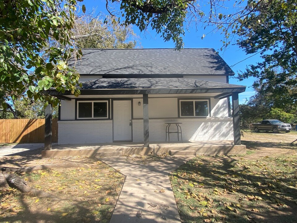 1113 S Walnut St in Cleburne, TX - Building Photo