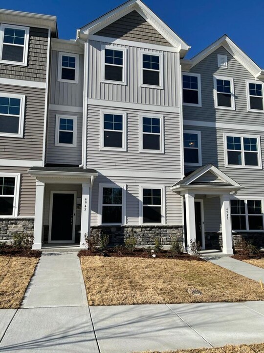 4945 Southern Magnolia Dr in Raleigh, NC - Foto de edificio