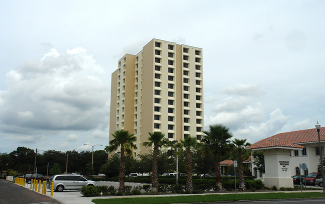 Peterborough Apartments in St. Petersburg, FL - Foto de edificio - Building Photo