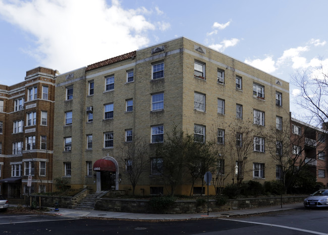 1860 Clydesdale Pl NW in Washington, DC - Foto de edificio - Building Photo