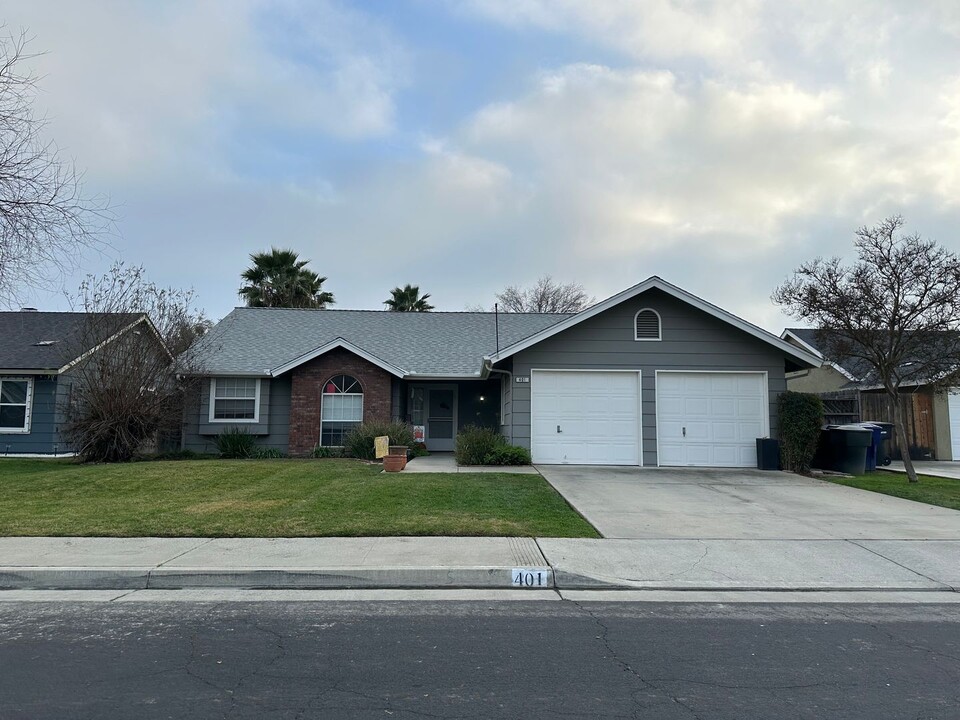 401 Palm Cir in Hanford, CA - Building Photo