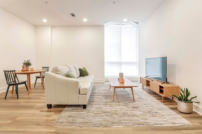 1050 Annunciation St