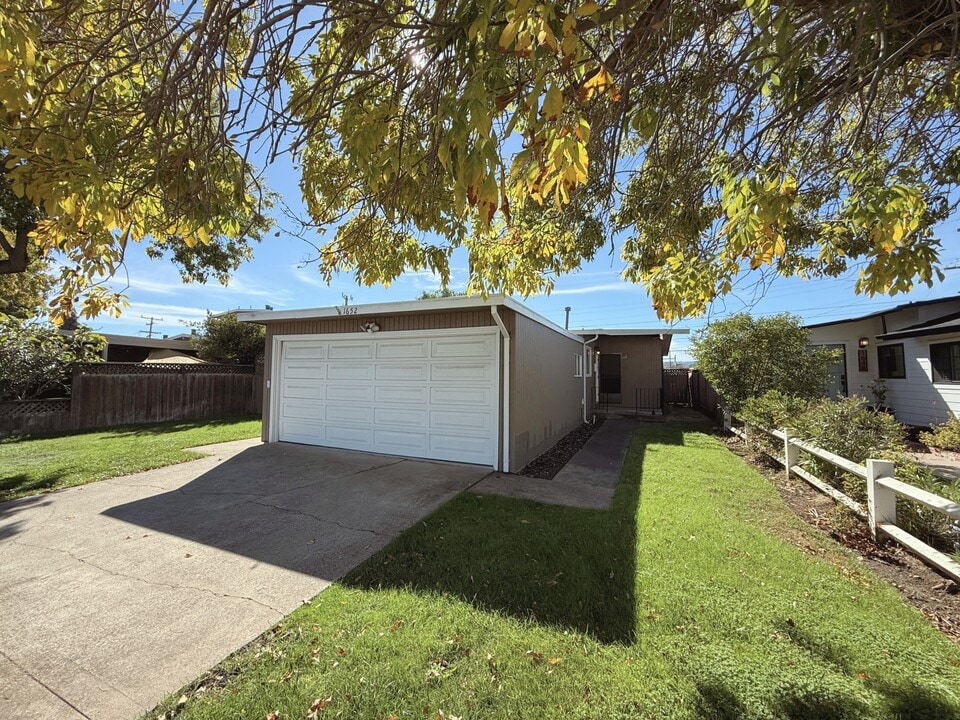 1652 Borden St in San Mateo, CA - Building Photo