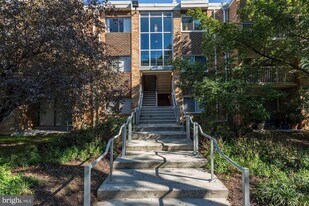 2904 Kings Chapel Rd, Unit 16 in Falls Church, VA - Building Photo