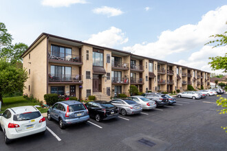 Doral Condo Clubhouse in Philadelphia, PA - Foto de edificio - Building Photo