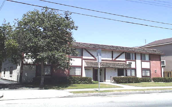 6515 Woodman Ave in Van Nuys, CA - Building Photo - Building Photo