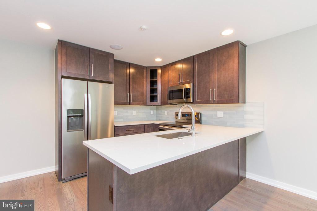 2103 Christian St in Philadelphia, PA - Building Photo