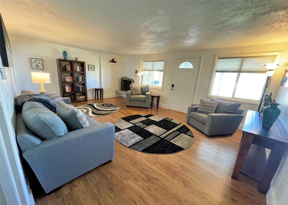 10499 S Carnation Dr in Sandy, UT - Building Photo