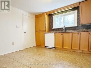 1 Lakeside Crescent in Richmond Hill, ON - Building Photo - Building Photo