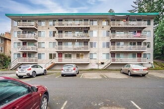 Westwinds Apartments in Mercer Island, WA - Building Photo - Interior Photo