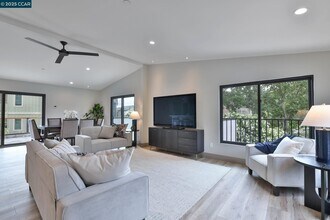 946 Risa Rd in Lafayette, CA - Building Photo - Building Photo