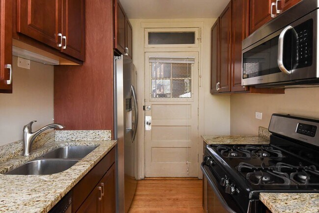 2105 W Ainslie St in Chicago, IL - Building Photo - Building Photo