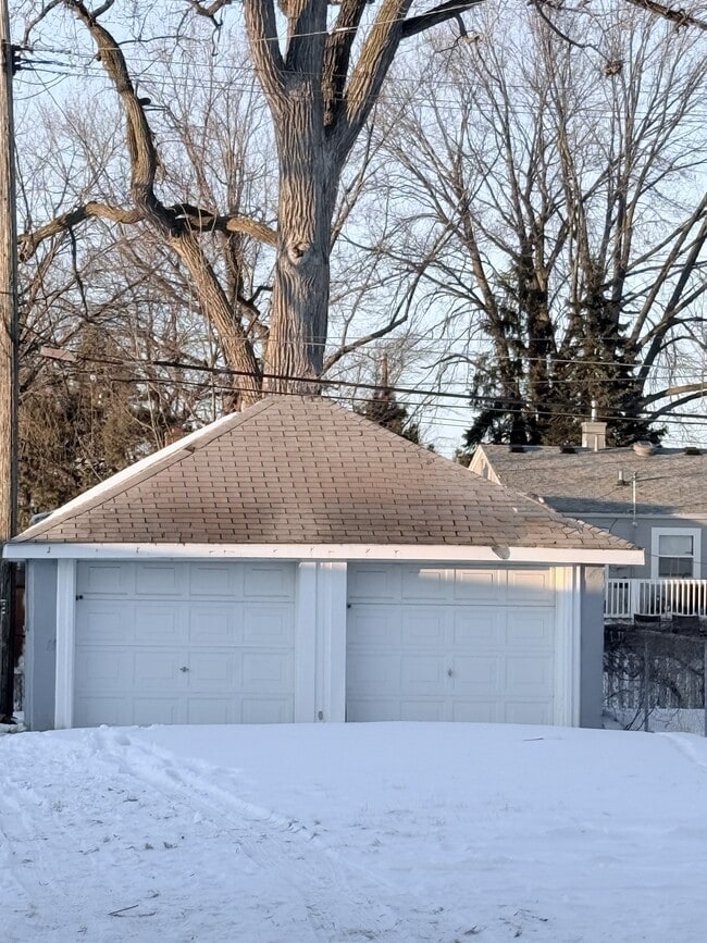 11203 Jackson Ave in Warren, MI - Foto de edificio - Building Photo