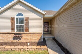 882 S Hickory Ln in Nixa, MO - Foto de edificio - Building Photo