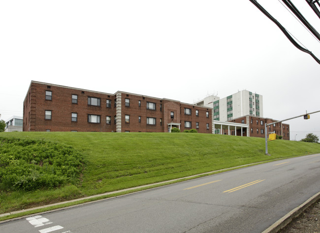 Greentree Gardens Apartments in Pittsburgh, PA - Foto de edificio - Building Photo
