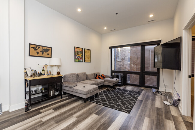 2317 N Clark St in Chicago, IL - Foto de edificio - Building Photo