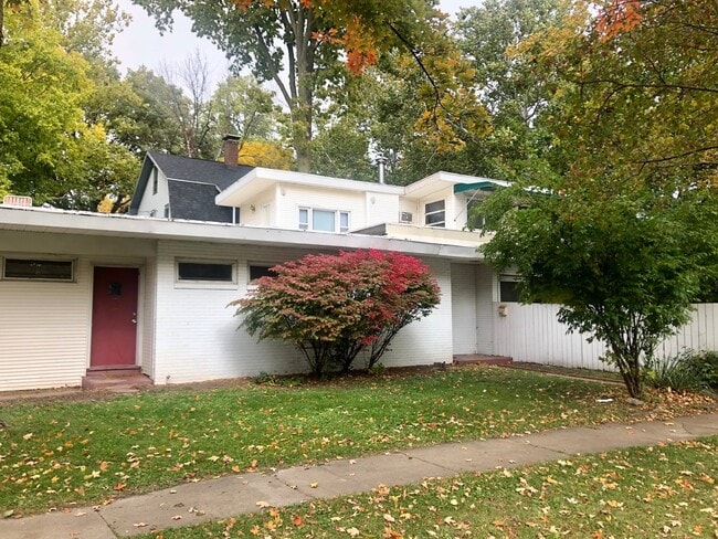 802 W Iowa St