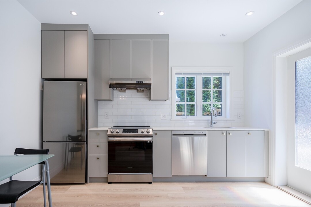 3887 W 15th Ave in Vancouver, BC - Building Photo